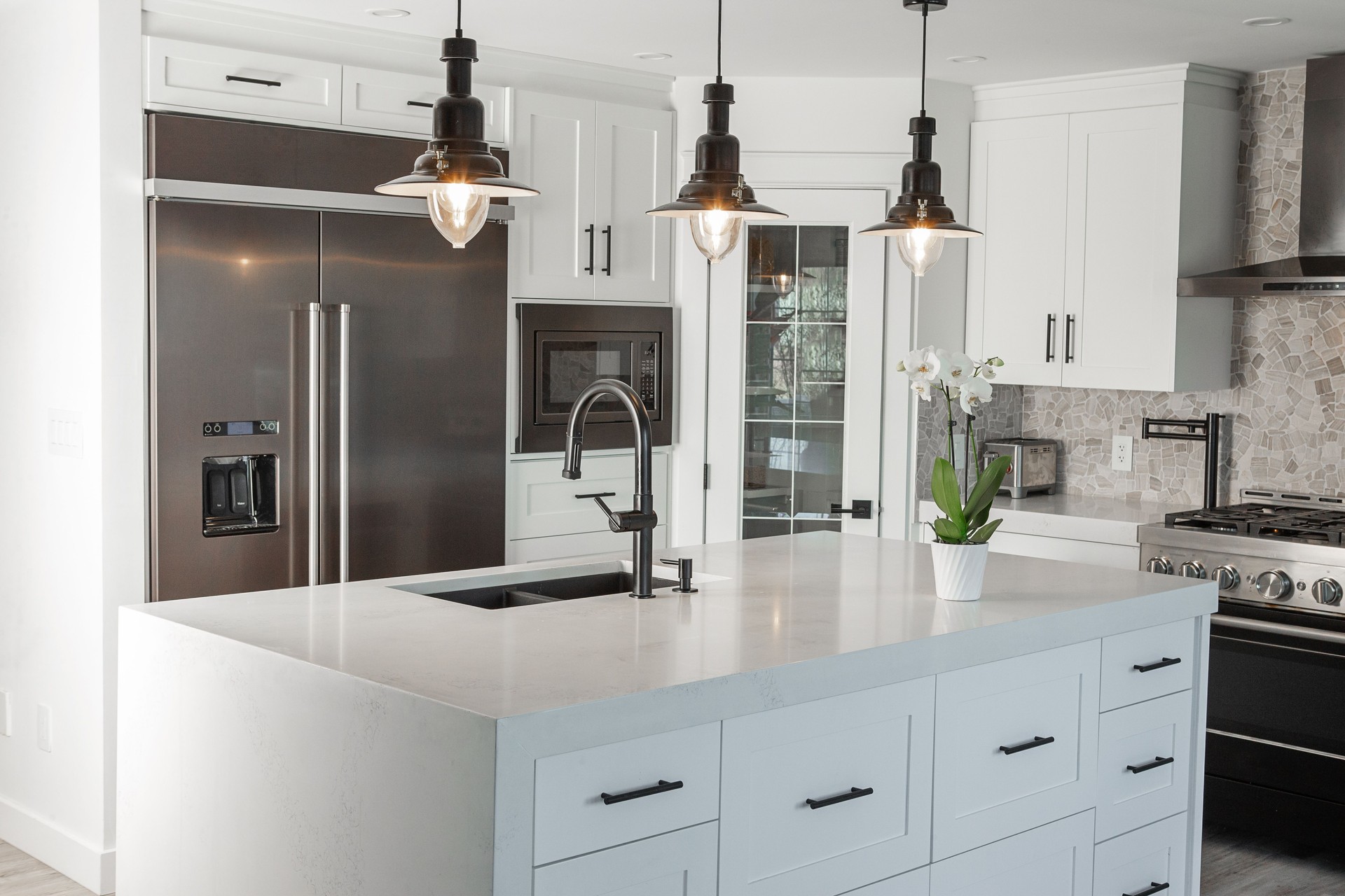 Black and white modern kitchen